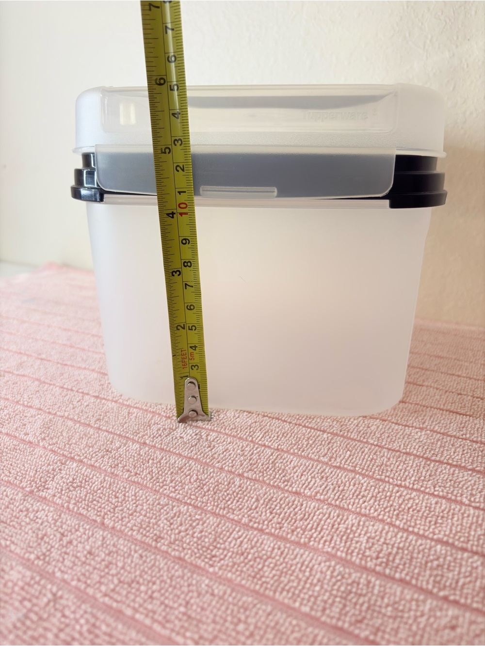 Tupperware Modular Mates Square Signature
Line Container #2 Hinged Lid - Picture 2 of 10
